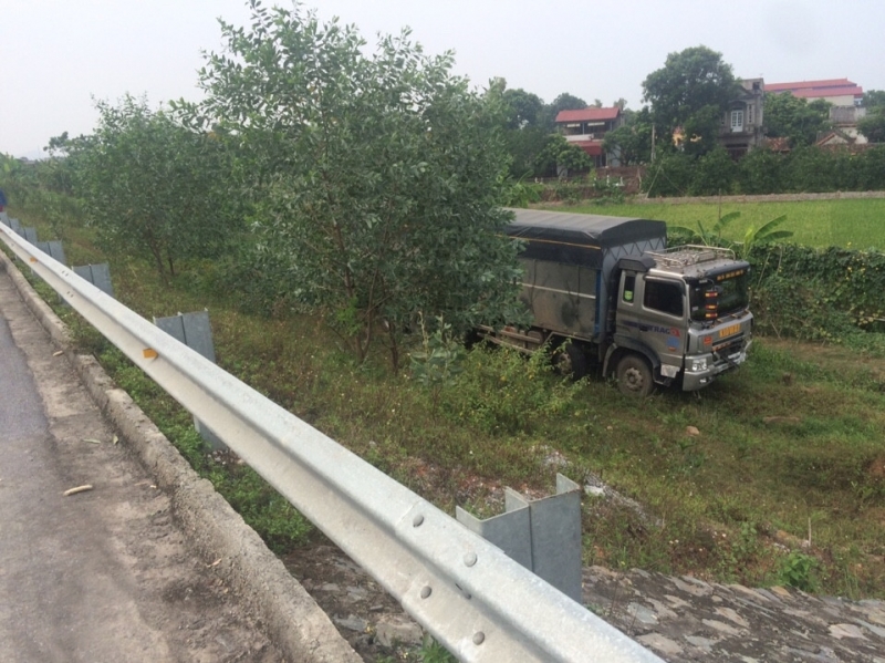 o to bien dang 2 nguoi tu vong tren cao toc noi bai lao cai