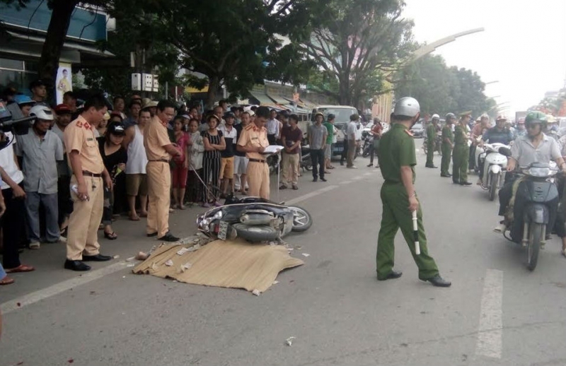 thanh hoa nu cong nhan bi xe khach keo le hon 10m tren pho