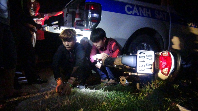 bi duoi bat ten trom xe may dung gay tan cong canh sat giao thong