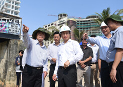 Bí thư Nguyễn Xuân Anh lặng lẽ thị sát bãi biển Đà Nẵng