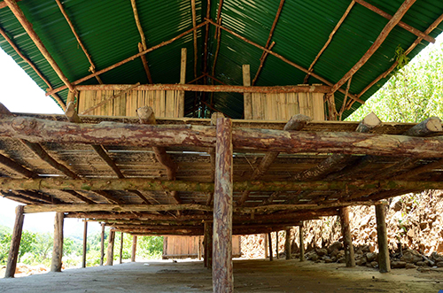 nguoi dan quang ngai o at xay nha duoi vuc sau cho den bu