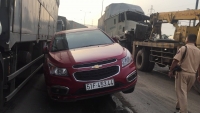 container ep 2 xe may vao le duong nguoi dan ong bi can tu vong