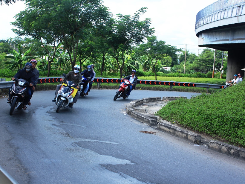 csgt phu lam dung phuong tien nhung chua lap bien ban duong cong duoi da cau ql1