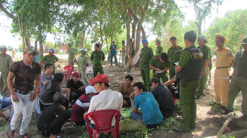 vu no sung chan tranh chap dat que em toan dung ma tau dao phay lam ray