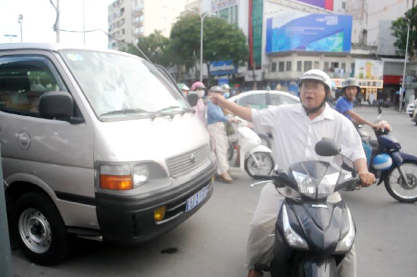 dan phan ung xe cho ong doan ngoc hai dau tren duong gay ket xe