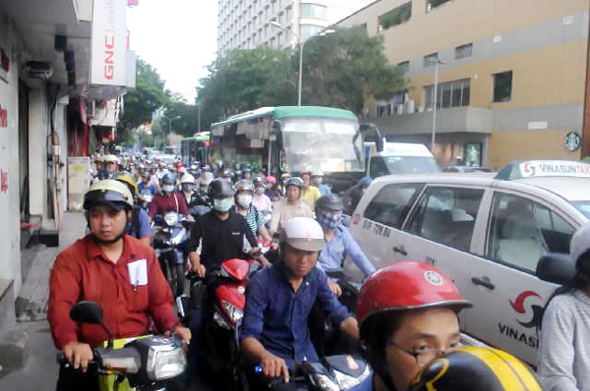 dan phan ung xe cho ong doan ngoc hai dau tren duong gay ket xe