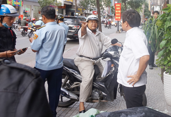 dan phan ung xe cho ong doan ngoc hai dau tren duong gay ket xe