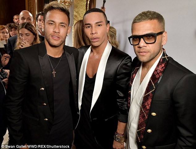 neymar alves tro tai catwalk o tuan le thoi trang paris