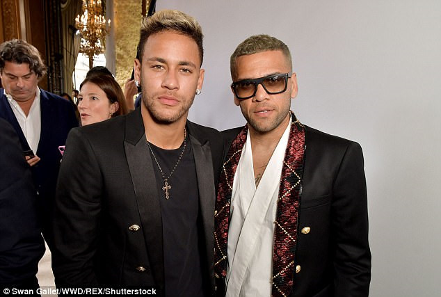 neymar alves tro tai catwalk o tuan le thoi trang paris