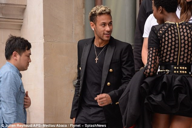 neymar alves tro tai catwalk o tuan le thoi trang paris