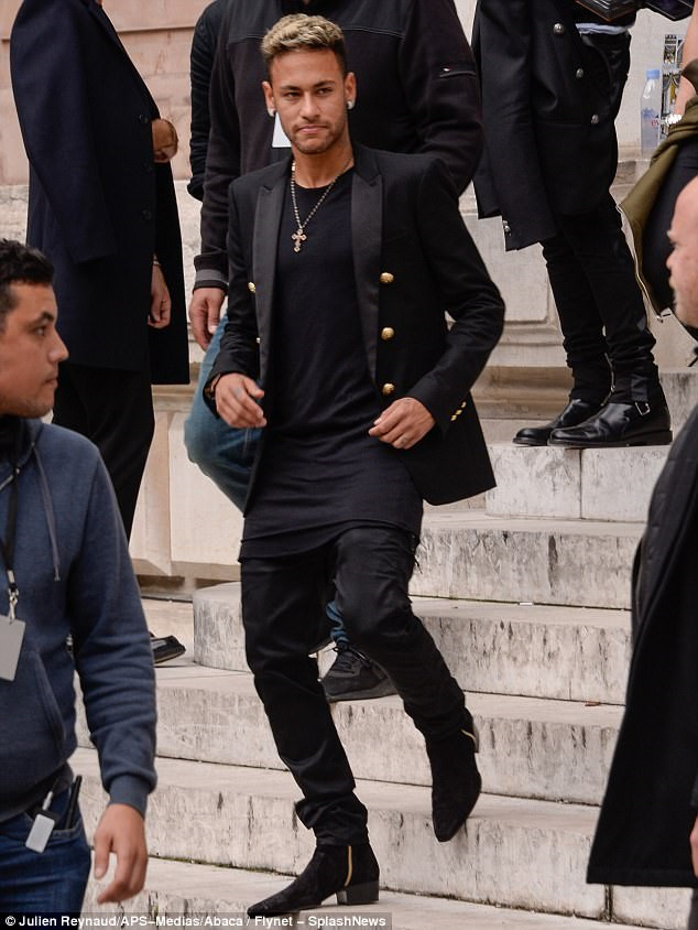 neymar alves tro tai catwalk o tuan le thoi trang paris