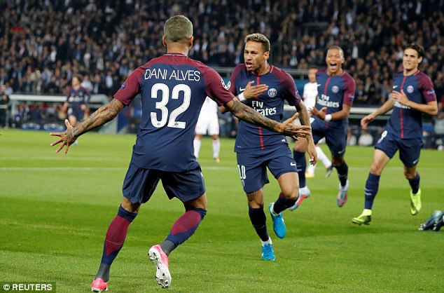 neymar alves tro tai catwalk o tuan le thoi trang paris