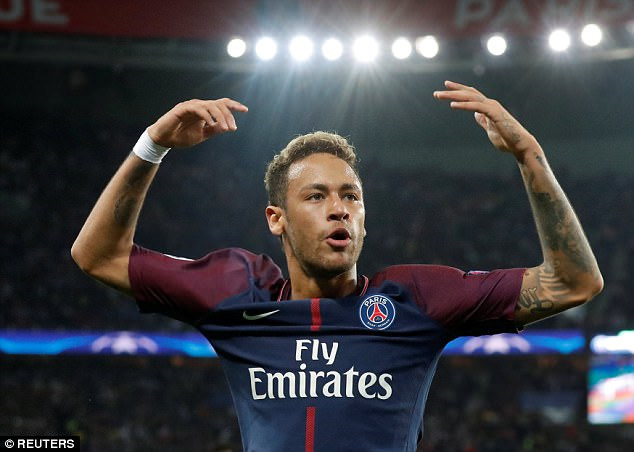 neymar alves tro tai catwalk o tuan le thoi trang paris