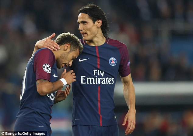 neymar alves tro tai catwalk o tuan le thoi trang paris