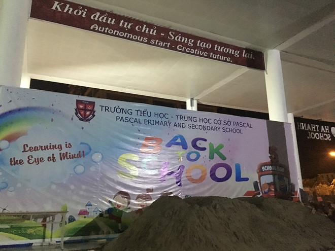 truong bi do day cat gach hon 1000 hoc sinh phai di khai giang nho