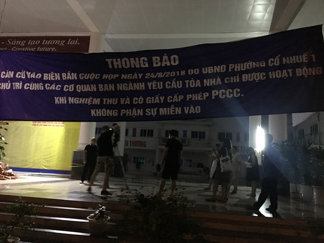 truong bi do day cat gach hon 1000 hoc sinh phai di khai giang nho
