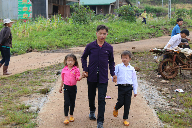xuc dong hinh anh hoc sinh ngoi bet don khai giang tai ban ngheo nhat dak nong