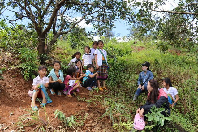 xuc dong hinh anh hoc sinh ngoi bet don khai giang tai ban ngheo nhat dak nong