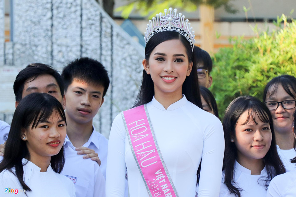 hoa hau tieu vy du le chao co trao hoc bong o truong cu tai hoi an