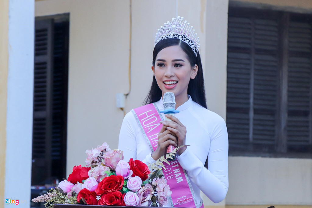 hoa hau tieu vy du le chao co trao hoc bong o truong cu tai hoi an