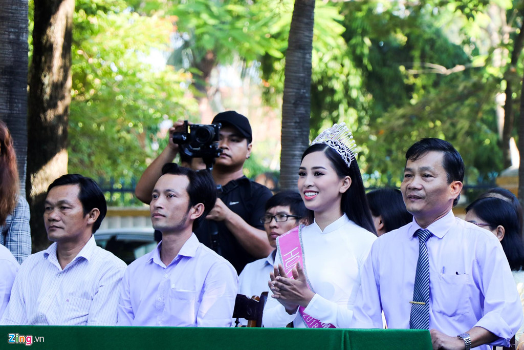 hoa hau tieu vy du le chao co trao hoc bong o truong cu tai hoi an