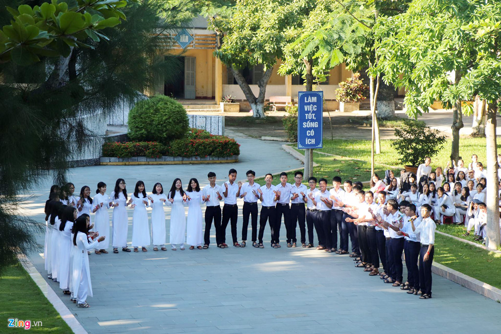 hoa hau tieu vy du le chao co trao hoc bong o truong cu tai hoi an