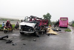 Đối đầu nhau, 6 người tử vong và một xe bay nóc: Hai xe đều chạy với tốc độ không cao