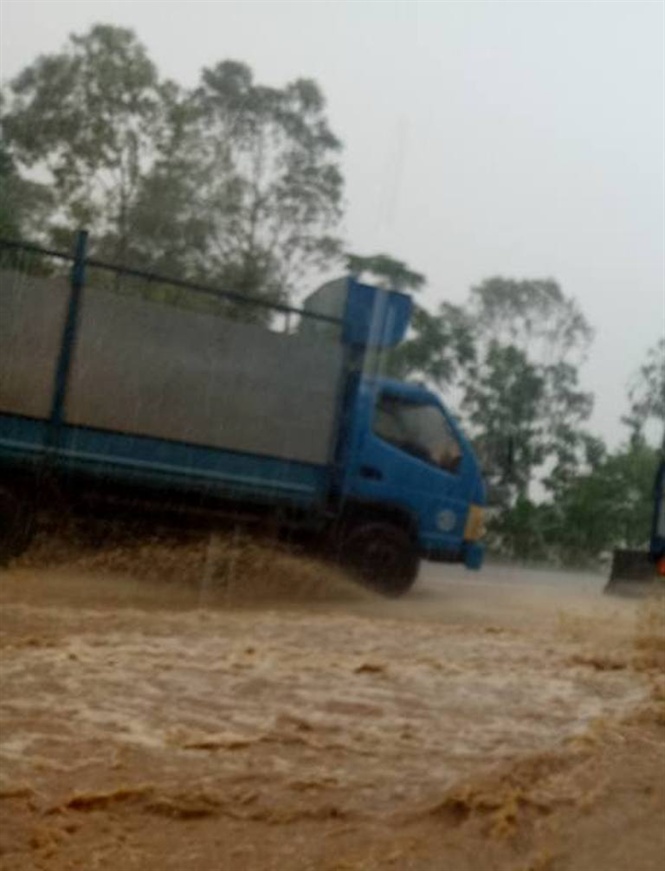 mua to quoc lo 1a qua ha tinh co cho ngap gan nua met