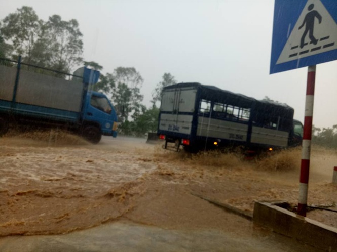 mua to quoc lo 1a qua ha tinh co cho ngap gan nua met