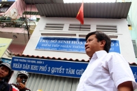phan doi giua pho tay nhung be con nhoc nhan muu sinh giua dem