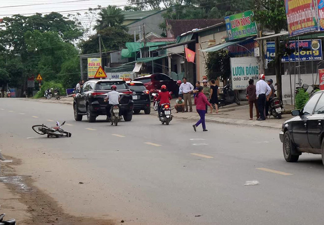 va cham oto bien xanh nu giao vien di xe dap dien tu vong