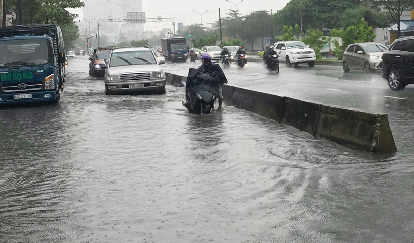 duong nguyen huu canh bat ngo ngap sau du sieu may bom no may