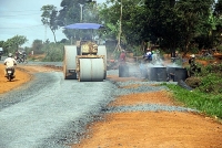 kiem tra xe gap tai nan phat hien gan 15000 goi thuoc la lau