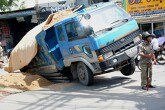Nóng nhất Sài Gòn: Hãi hùng hố sâu \"nuốt chửng\" xe ben đang lưu thông