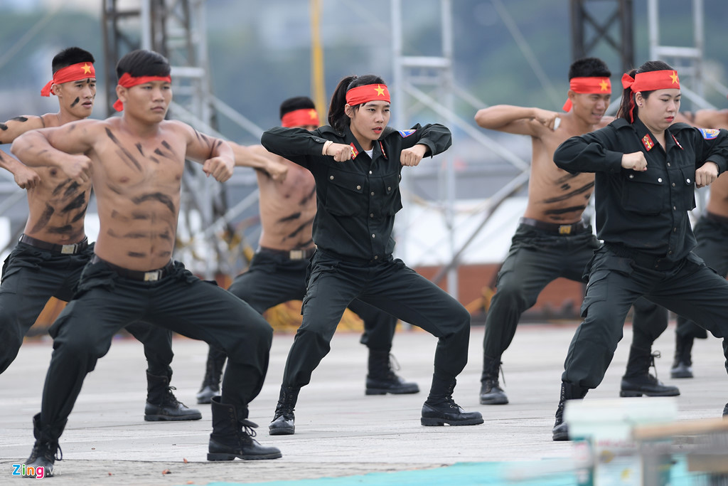 vo thuat dieu luyen cua nu canh sat co dong chuan bi bao ve apec