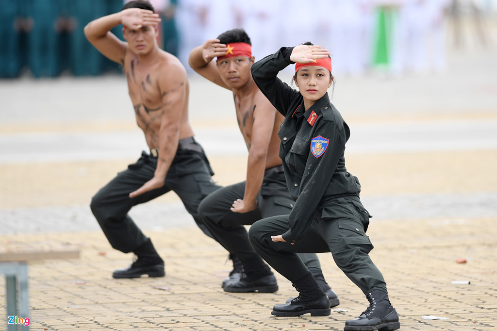 vo thuat dieu luyen cua nu canh sat co dong chuan bi bao ve apec