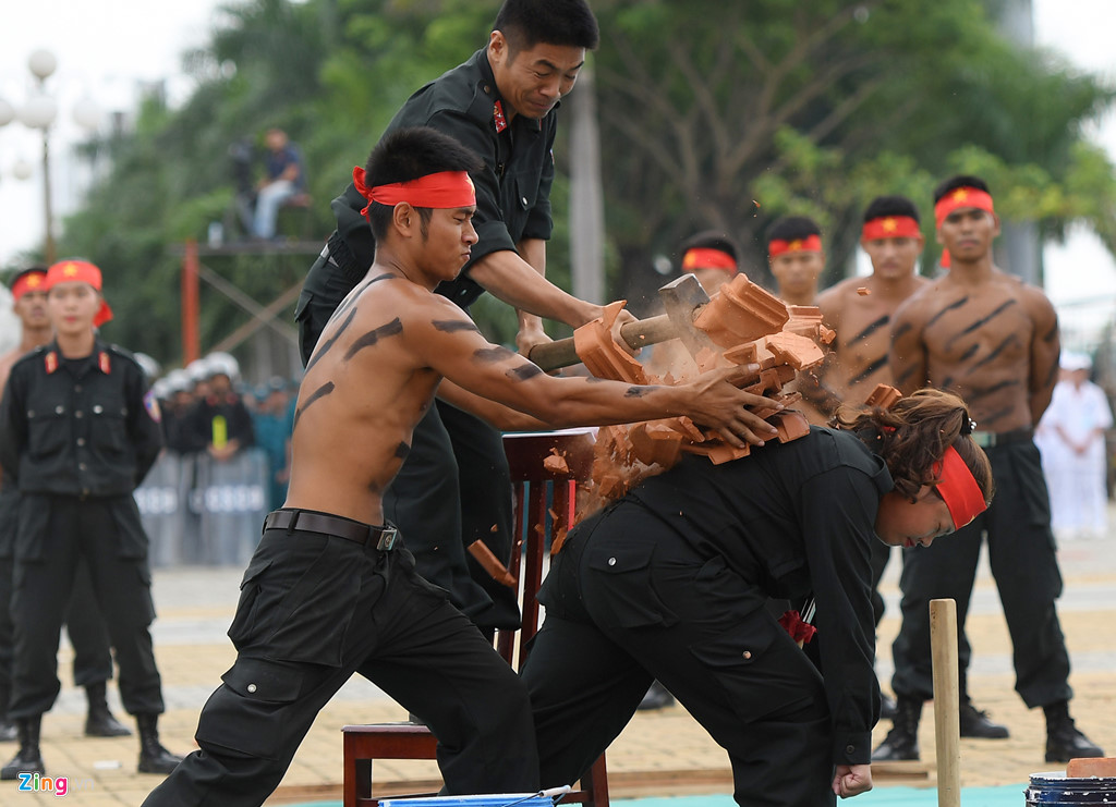 vo thuat dieu luyen cua nu canh sat co dong chuan bi bao ve apec