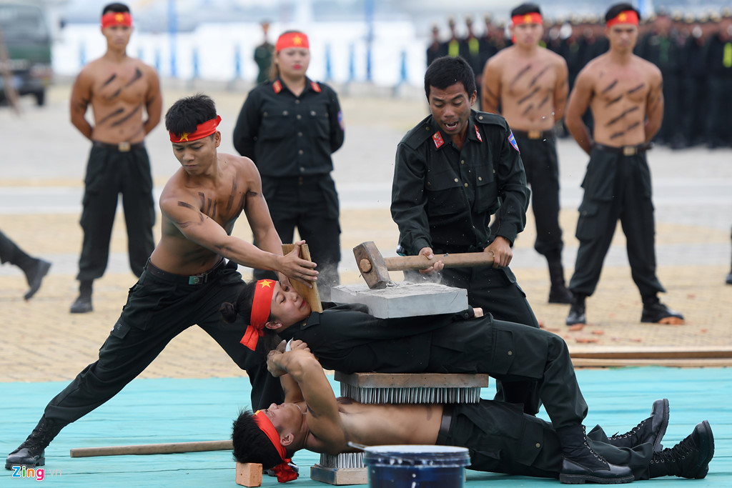vo thuat dieu luyen cua nu canh sat co dong chuan bi bao ve apec