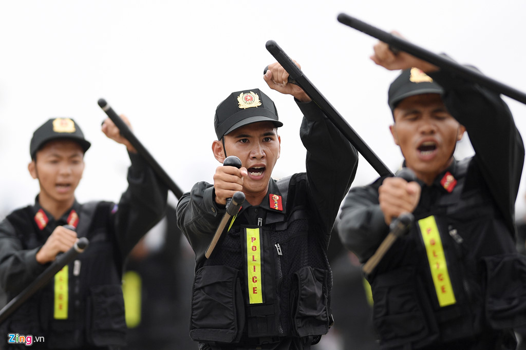 vo thuat dieu luyen cua nu canh sat co dong chuan bi bao ve apec