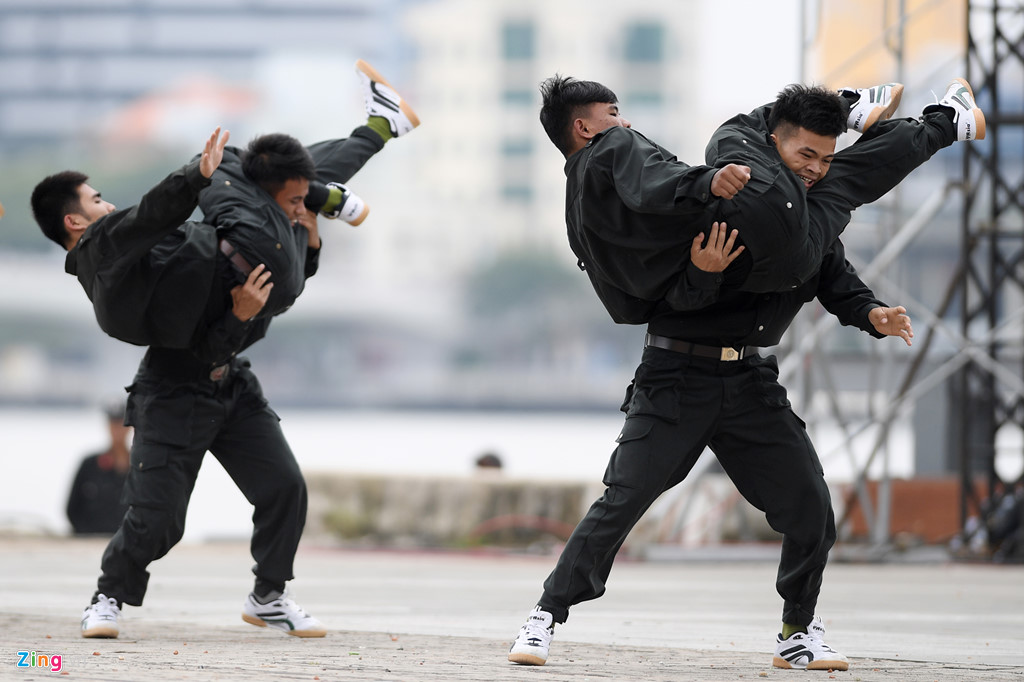 vo thuat dieu luyen cua nu canh sat co dong chuan bi bao ve apec