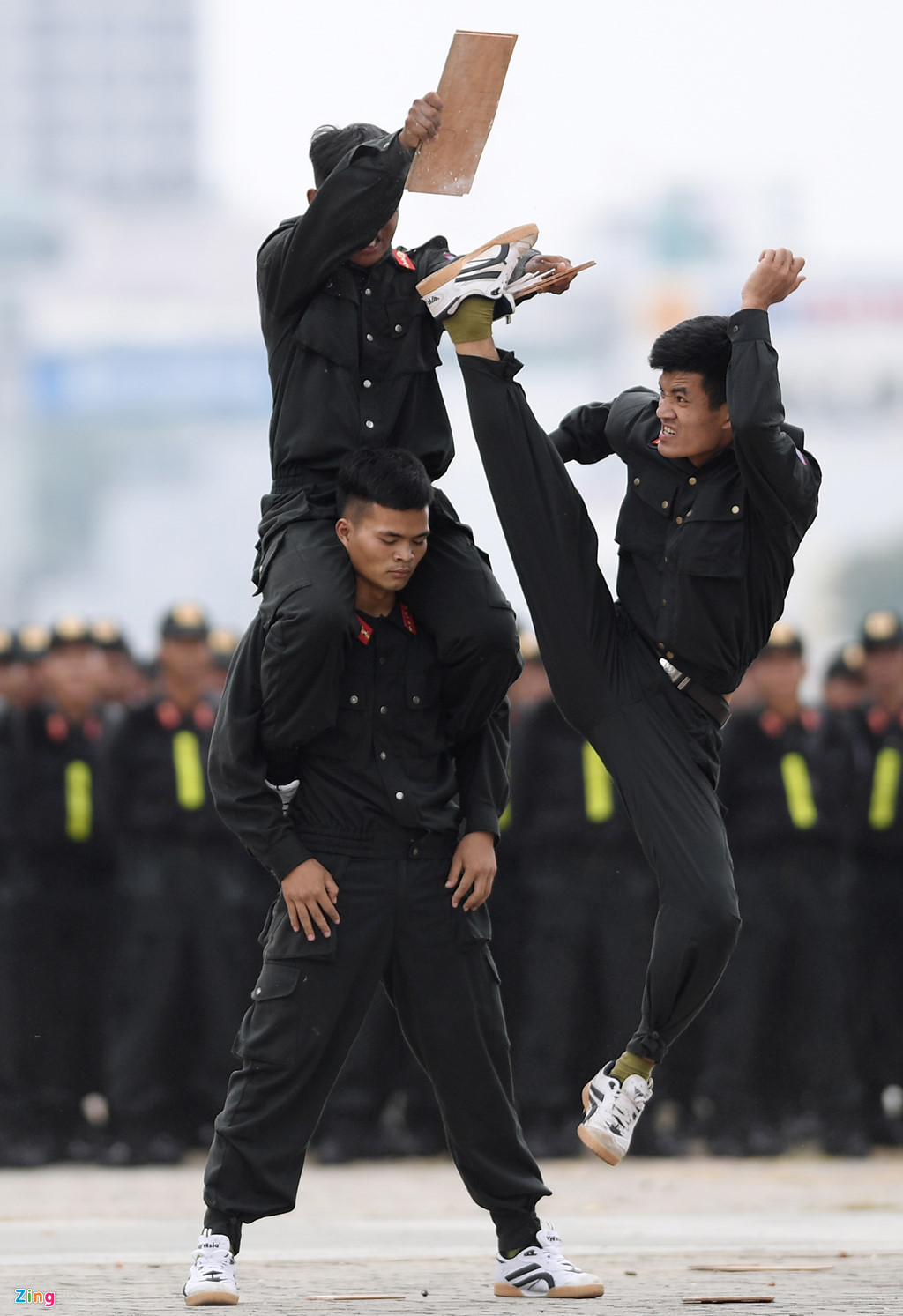 vo thuat dieu luyen cua nu canh sat co dong chuan bi bao ve apec