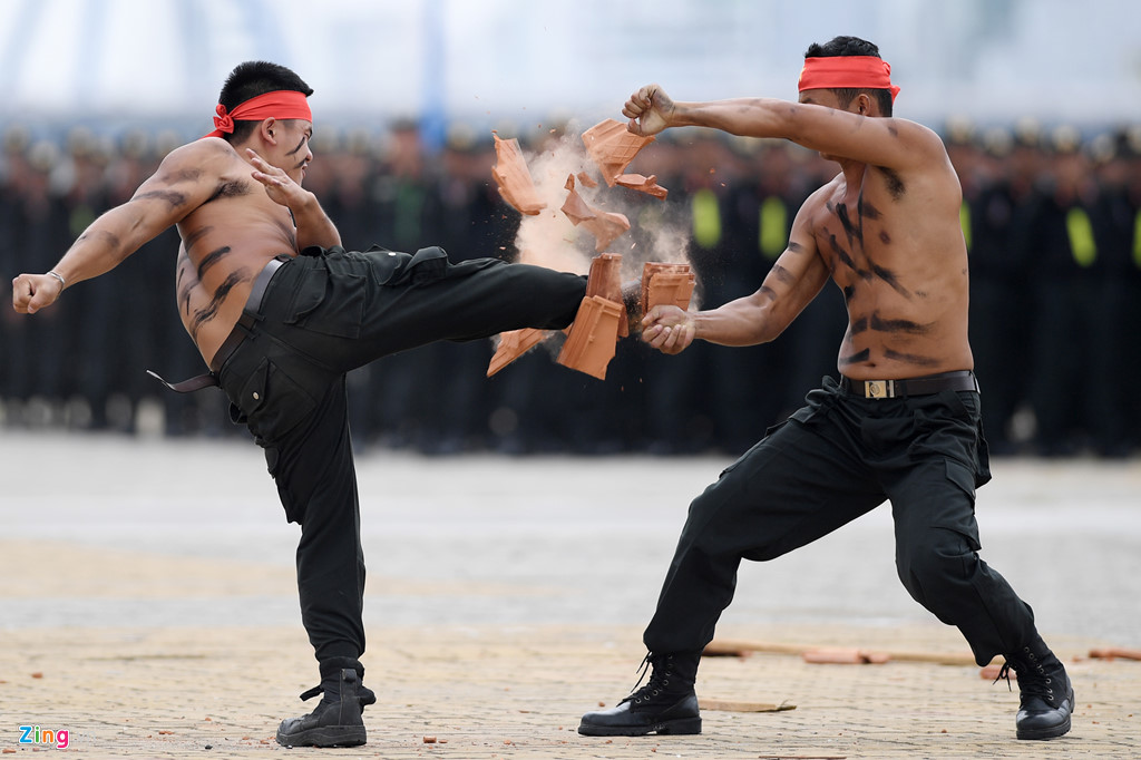 vo thuat dieu luyen cua nu canh sat co dong chuan bi bao ve apec