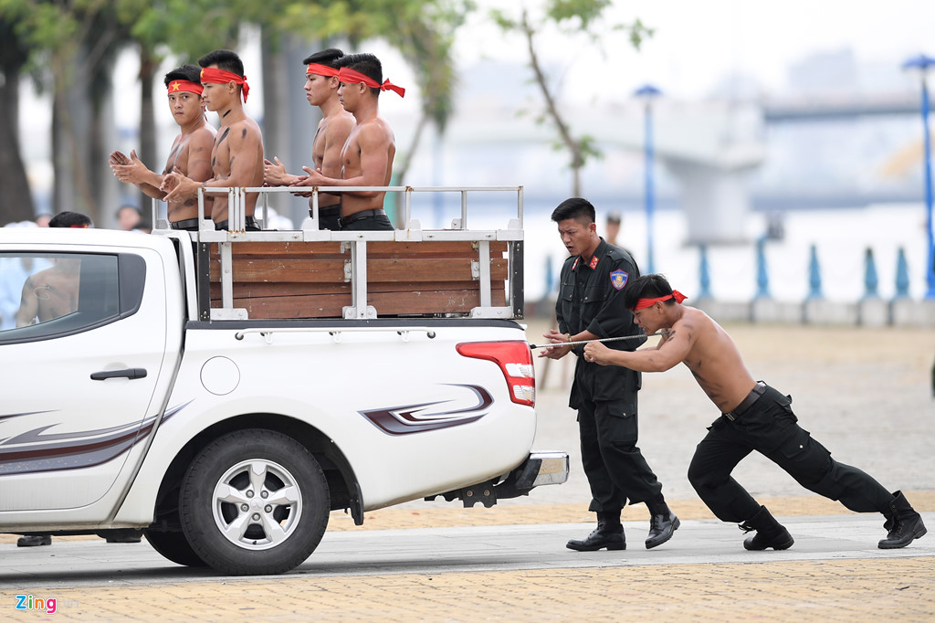 vo thuat dieu luyen cua nu canh sat co dong chuan bi bao ve apec