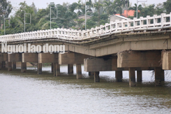 Hàng ngàn người liều mình lưu thông qua cây cầu sắp sập