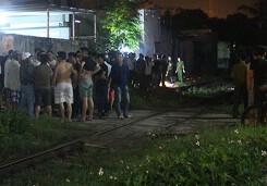 Lao đầu vào tàu hỏa tự tử sau khi cãi nhau với bạn gái