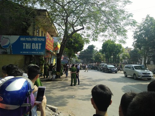 ha noi vua xay ra bat coc con tin o thi tran thuong tin