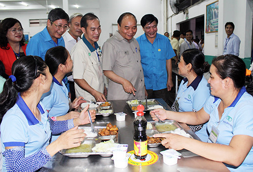 anh am ap bua com voi dan cua thu tuong vo chong nguyen chu tich nuoc