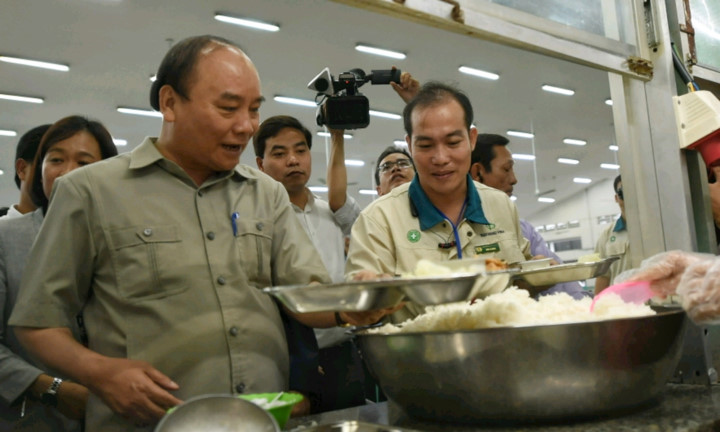 anh am ap bua com voi dan cua thu tuong vo chong nguyen chu tich nuoc