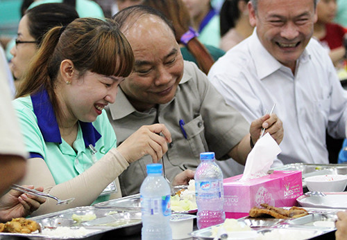 anh am ap bua com voi dan cua thu tuong vo chong nguyen chu tich nuoc