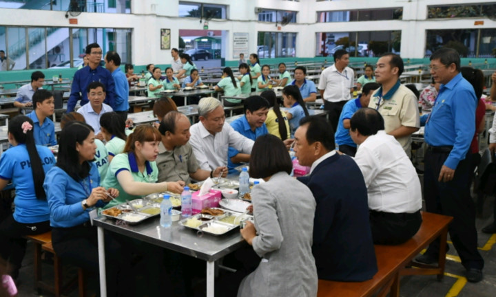 anh am ap bua com voi dan cua thu tuong vo chong nguyen chu tich nuoc